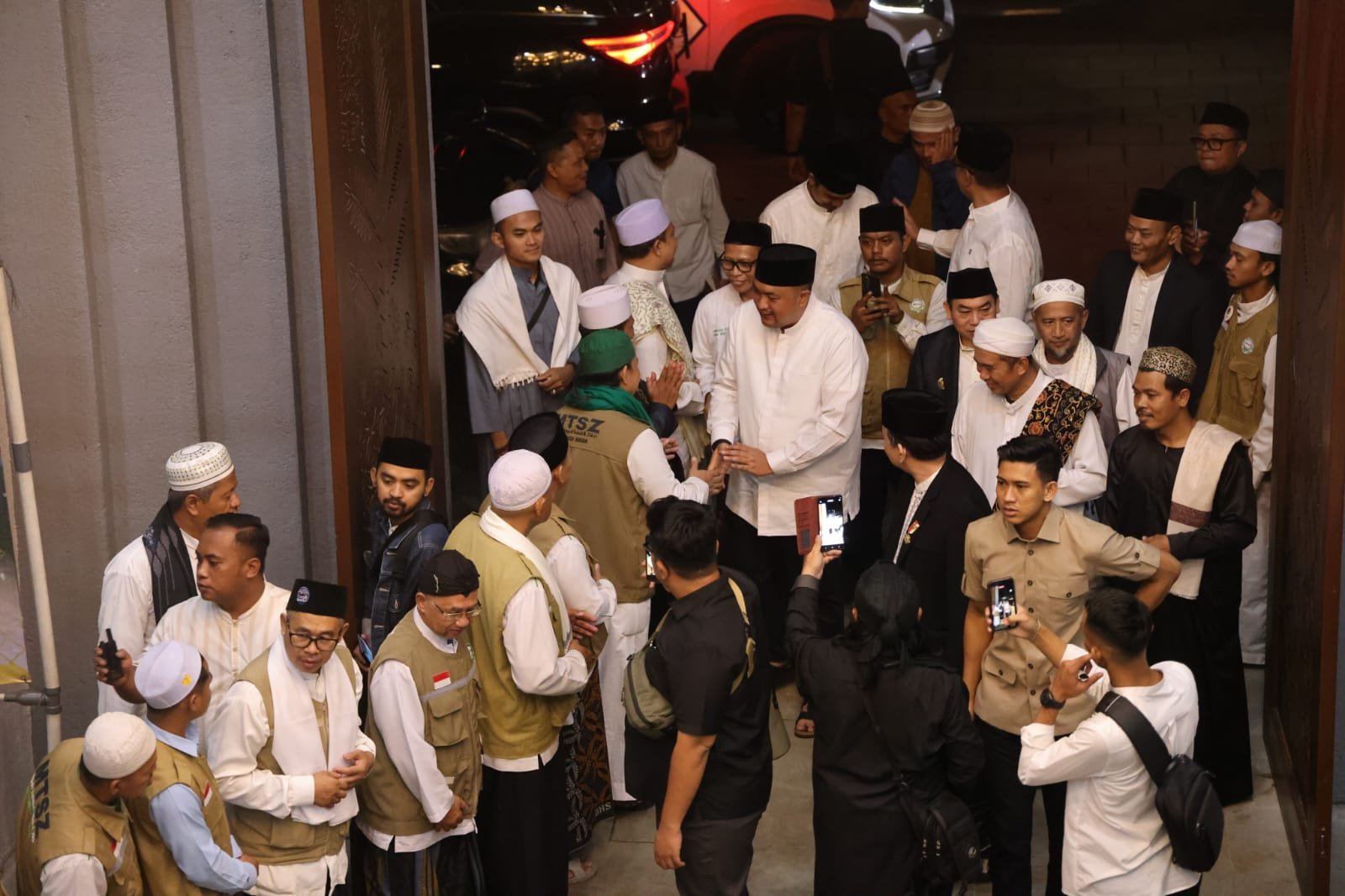 10 Hari Terakhir Ramadan, Bupati Bogor Rudy Susmanto I’tikaf dan Tahajud Bersama Warga, Doakan Keselamatan Kabupaten Bogor - Berita Terkini Bogor Timur Parameter