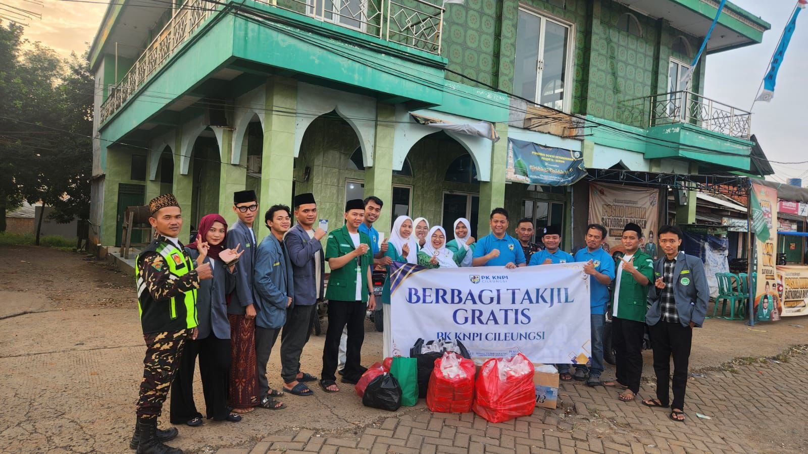 PK KNPI Cileungsi Bersama OKP Se-Kecamatan Bagikan Takjil Gratis kepada Masyarakat - Berita Terkini Bogor Timur Parameter