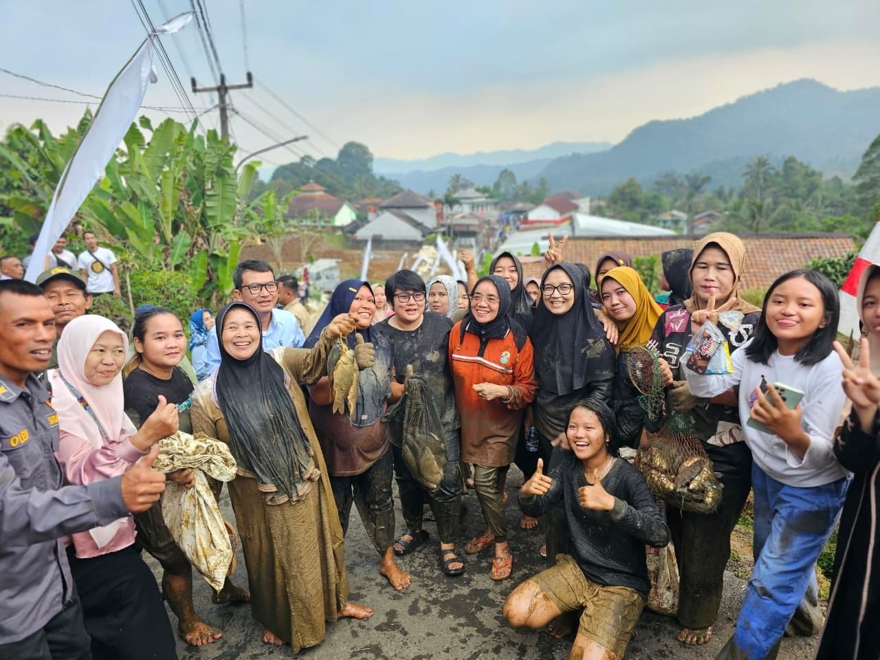 WARGA MALASARI GEMBIRA BERSAMA DALAM ACARA "NGUBEK EMPANG" - Berita Terkini Bogor Timur Parameter
