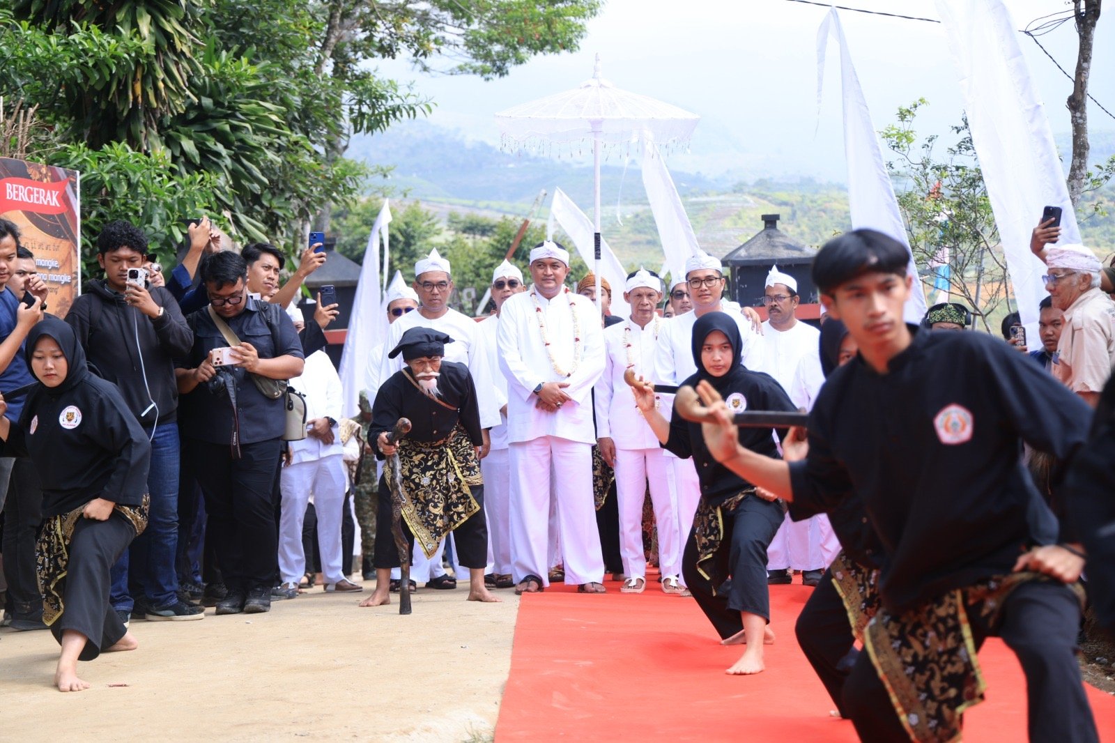 DALAM PARIPURNA HJB 544, BUPATI BOGOR BERKOMITMEN PEMBANGUNAN MERATA HINGGA PELOSOK - Berita Terkini Bogor Timur Parameter