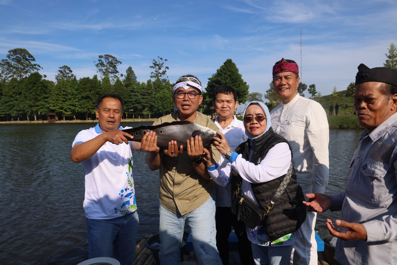 BUDAYA NGALOKAT CAI, DIHARAPKAN MAMPU MENJAGA KESADARAN LINGKUNGAN - Berita Terkini Bogor Timur Parameter