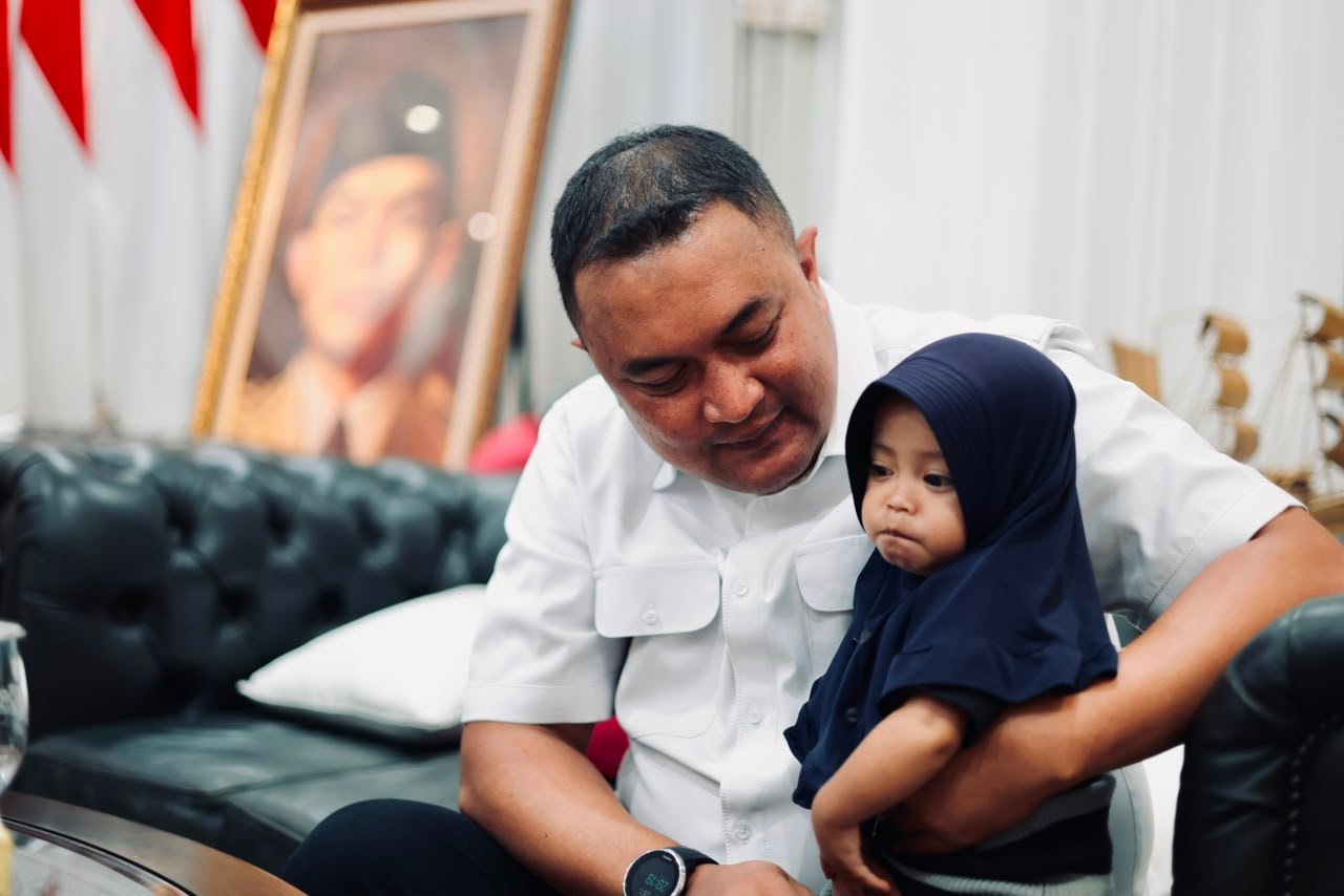 Bupati Bogor Beri Bantuan untuk Novi, Pengamen Cilik yang Viral - Berita Terkini Bogor Timur Parameter